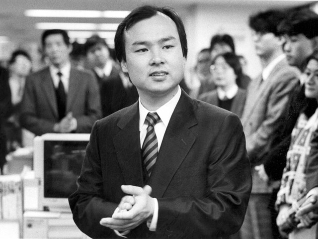 Son sinh năm 1957 trong một gia đ&igrave;nh nhập cư từ H&agrave;n Quốc tr&ecirc;n đảo Kyushu của Nhật. Năm 1972, khi 16 tuổi, Son gặp được thần tượng của m&igrave;nh - người s&aacute;ng lập McDonald's Nhật Bản Den Fujita. Được thần tượng khuyến kh&iacute;ch đi học tại Mỹ, Son đ&atilde; t&igrave;m c&aacute;ch tới San Francisco để ho&agrave;n th&agrave;nh trung học. Ảnh: Getty Images.